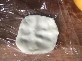 备一块保鲜膜，取越10克粉团，放入保鲜膜中
