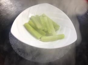 放入开水锅中蒸2分钟即可