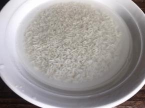 把浸泡好的糯米洗净，加入盖住糯米的清水