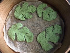 放入铺好纱布的蒸格中，醒发10分钟后，上锅蒸15分钟即可