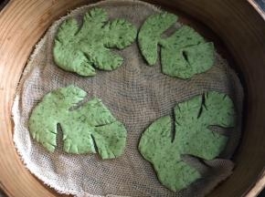 放入铺好纱布的蒸格中，醒发10分钟后，上锅蒸15分钟即可