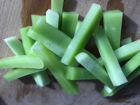 莴笋去皮，洗净，切成条状，用食用碱化水浸泡一分钟
