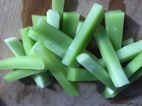 莴笋去皮，洗净，切成条状，用食用碱化水浸泡一分钟