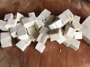 豆腐洗净，切成小丁
