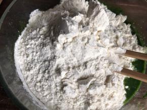 加入面粉，拌成絮状