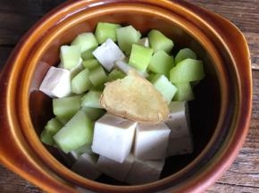 把姜片加入碗中