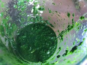 艾叶洗净后焯水，捞出放入料理机中打成泥