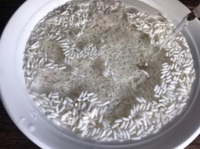 糯米洗净，浸泡一会儿