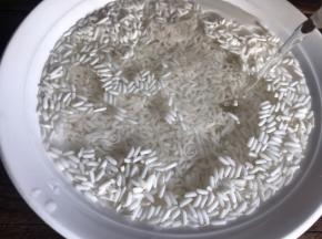 糯米洗净，浸泡一会儿