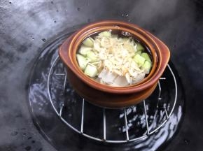 把蒸碗放入锅中蒸10分钟