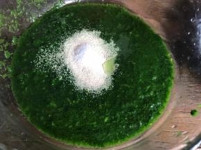 倒入容器中，加入盐和酵母，拌匀