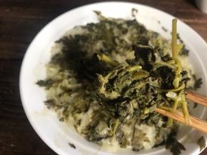 取出蒸好的糯米饭，夹出艾叶丢弃