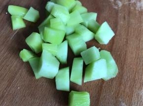 莴笋去皮，切小丁