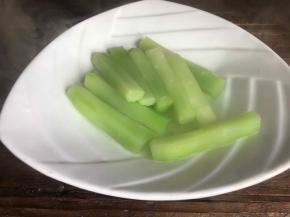取出蒸好的莴笋条