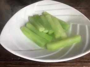 取出蒸好的莴笋条