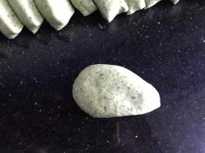 把发酵好的面团揉匀排气，分成若干个小面团，捏成椭圆形