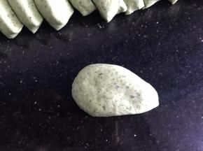 把发酵好的面团揉匀排气，分成若干个小面团，捏成椭圆形