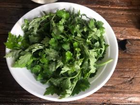 把艾叶铺满碗口