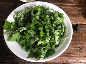 把艾叶铺满碗口