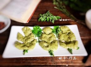 起锅装盘，用艾叶摆盘