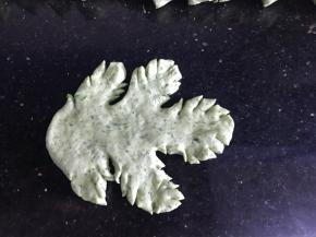 压成饼状，用剪刀剪成艾叶的形状