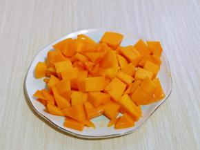 芒果洗干净，把果肉切下来。(建议块切的不要太大）