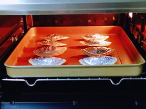 将烤盘入烤箱中层。