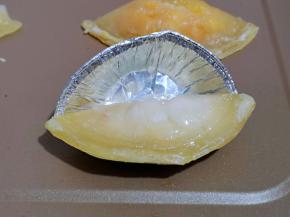 12分钟后取出烤盘，将蛋挞皮上的锡纸取出，可以借助小勺。