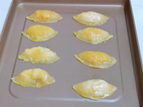 每个芒果酥胚均匀刷上蛋液。