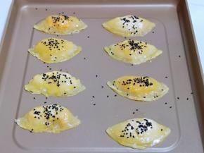 再撒上黑芝麻，再次入烤箱烤10分钟。(温度同上)