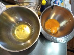 选用冷藏的鸡蛋，蛋白跟蛋黄分离。