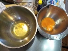 选用冷藏的鸡蛋，蛋白跟蛋黄分离。