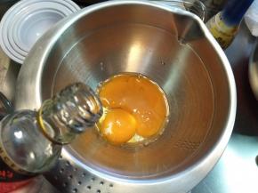 蛋黄加香草精以后搅匀。