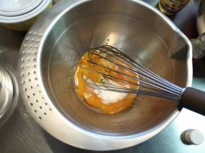 然后加糖，搅拌到看不清颗粒。