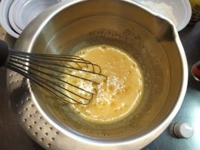 先分两次加入玉米油，轻柔的搅匀后再分两次加入牛奶，仍旧轻柔的搅匀，不要使劲搅拌，每次倒入的液体一定要用刮刀刮干净。