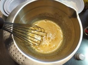 先分两次加入玉米油，轻柔的搅匀后再分两次加入牛奶，仍旧轻柔的搅匀，不要使劲搅拌，每次倒入的液体一定要用刮刀刮干净。