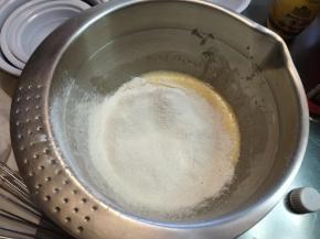 倒入筛好的面粉，Z字搅拌，干粉看不到的时候，快速的继续划Z字，记得把边缘刮干净，然后放置一旁静置，让气泡出来，不要动，面糊会比较细滑。