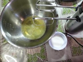 蛋白加入几滴柠檬汁，打蛋器用1档打发，三分钟后加入一半的白糖，盆边一定要刮干净，然后继续1档打到4分半左右，加入另一部分的白糖，继续打发，慢慢的直到打蛋头感觉有阻力，基本就是7分钟左右，完全的硬性发泡，倒扣完全不动就可以了。