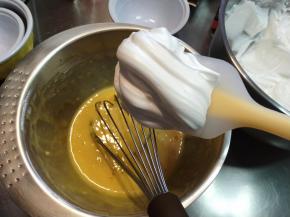 取出准备好的蛋黄糊，加入一半蛋白霜，2点钟方向进，8点钟的方向出，把蛋白带进去，搅拌的过程中一定不要抬高把空气但进去哦。