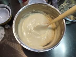 看不到蛋白霜后再倒回蛋白霜内，同样的方法搅匀。