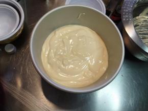 准备好的面糊倒入模具后，是不流动的，用脱模刀简单搅动两下摊平。