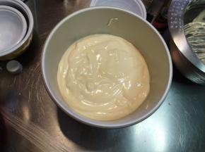 准备好的面糊倒入模具后，是不流动的，用脱模刀简单搅动两下摊平。