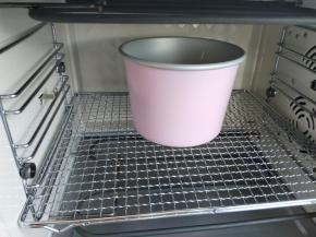 170度烤制35分钟左右即可。（在烘烤过程中一定要随时观察哦，戚风长到最高点，开始微微滑落的时候就代表我们的戚风完全烤透了。）