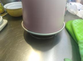 刚出炉的戚风一定要马上倒扣，防止回缩。