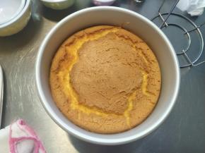 冷却后脱模，切块即可享用(直接吃已经非常好吃了)。也可以用来制作各种裱花蛋糕。