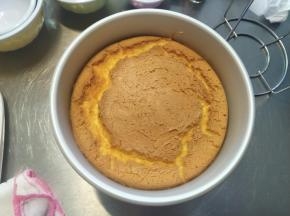 冷却后脱模，切块即可享用(直接吃已经非常好吃了)。也可以用来制作各种裱花蛋糕。