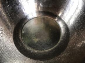 清水装入大点的容器中，加入盐拌匀