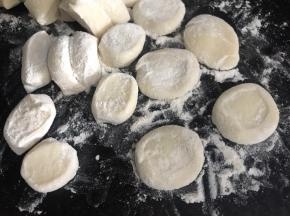 撒上干面粉，按压成圆饼