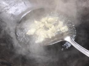 用锅铲轻轻擂动几下，煮至浮起