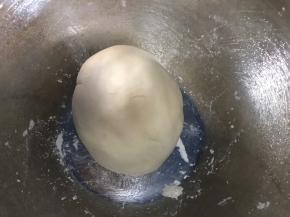 揉成光滑面团，密封醒发半小时